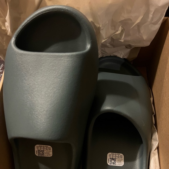 Authentic adidas Yeezy Slide Slate Marine brand new size 8 - Picture 3 of 5